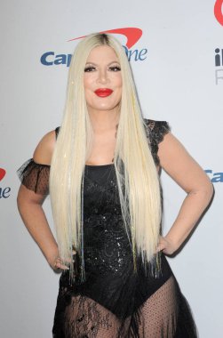 Tori Spelling, 3 Aralık 2021 'de Inglewood, ABD' deki Forum 'da düzenlenen 102.7 KIIS FM' in Jingle Ball 2021 'de.