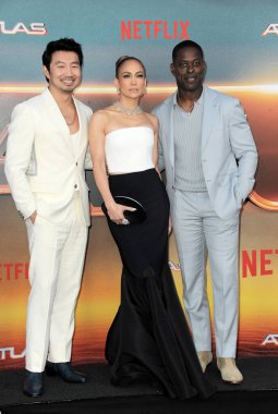 Simu Liu, Jennifer Lopez ve Sterling K. Brown, 20 Mayıs 2024 'te ABD' nin Hollywood kentindeki Mısır Tiyatrosu 'nda düzenlenen Netflix' in 'Atlas' filminin Los Angeles galasında.