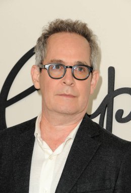 FYC 'deki Tom Hollander, Capote' a karşı. Kuğular 'ın Kırmızı Halı Etkinliği 29 Mayıs 2024' te Los Angeles, ABD 'deki Amerikan Yönetmenler Birliği' nde gerçekleşti..