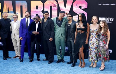 Ioan Gruffudd, Jerry Bruckheimer, Adil El Arbi, Martin Lawrence, Will Smith, Bilal Fallah, Jacob Scipio, Tasha Smith, Rhea Seehorn, Quinn Hemphill ve Jenna Kanell TCL Çin Tiyatrosu 'nda düzenlenen' Bad Boys: Ride or Die 'galasında