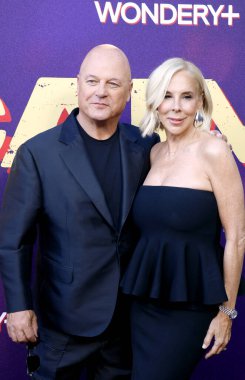 Michael Chiklis ve Michelle Moran, 13 Haziran 2024 'te ABD' nin Hollywood kentindeki Harmony Gold Tiyatrosu 'nda düzenlenen' Otel Kokain 'in Los Angeles galasında.