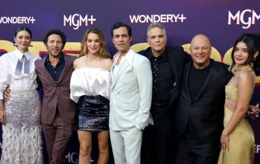 Tania Watson, Mark Feuerstein, Laura Gordon, Danny Pino, Yul Vazquez, Michael Chiklis ve Corina Bradley, 13 Haziran 2024 'te Hollywood' daki Harmony Gold Tiyatrosu 'nda düzenlenen' Otel Kokain 'in Los Angeles galasında.