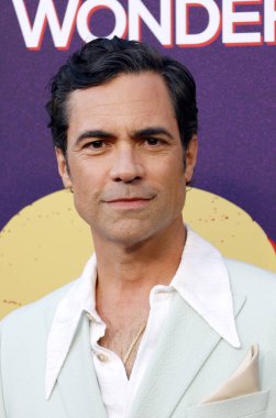 Danny Pino, 13 Haziran 2024 'te Hollywood' daki Harmony Gold Tiyatrosu 'nda düzenlenen' Otel Kokain 'in Los Angeles galasında.