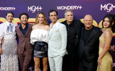 Tania Watson, Mark Feuerstein, Laura Gordon, Danny Pino, Yul Vazquez, Michael Chiklis ve Corina Bradley, 13 Haziran 2024 'te Hollywood' daki Harmony Gold Tiyatrosu 'nda düzenlenen' Otel Kokain 'in Los Angeles galasında.