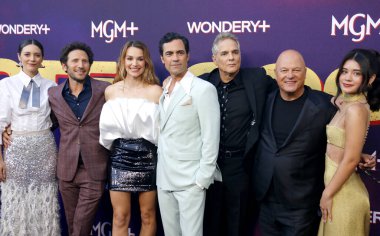 Tania Watson, Mark Feuerstein, Laura Gordon, Danny Pino, Yul Vazquez, Michael Chiklis ve Corina Bradley, 13 Haziran 2024 'te Hollywood' daki Harmony Gold Tiyatrosu 'nda düzenlenen' Otel Kokain 'in Los Angeles galasında.