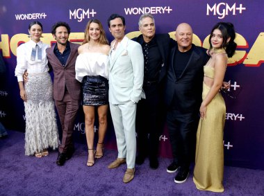 Tania Watson, Mark Feuerstein, Laura Gordon, Danny Pino, Yul Vazquez, Michael Chiklis ve Corina Bradley, 13 Haziran 2024 'te Hollywood' daki Harmony Gold Tiyatrosu 'nda düzenlenen' Otel Kokain 'in Los Angeles galasında.