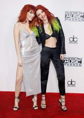 Los Angeles, ABD Microsoft Theater Dani Thorne ve Bella Thorne 2016 Amerikan Müzik Ödülleri'nde 20 Kasım 2016 yılında düzenlenen.