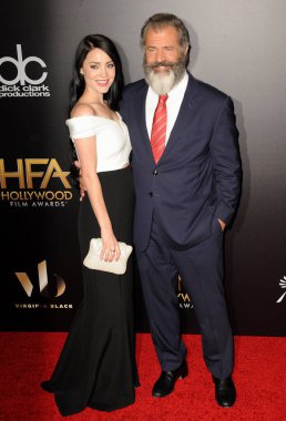 Rosalind Ross ve Mel Gibson 20 yıllık Hollywood Film Ödülleri'nde 6 Kasım 2016 yılında Beverly Hills, ABD Beverly Hilton Otel'inde düzenlenen.