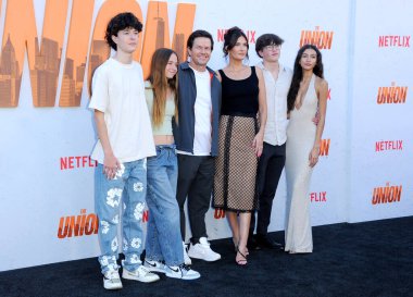 Mark Wahlberg, Rhea Durham ve ailesi 12 Ağustos 2024 'te ABD' nin Hollywood kentindeki The Egypt Theatre 'da düzenlenen Los Angeles galasında.