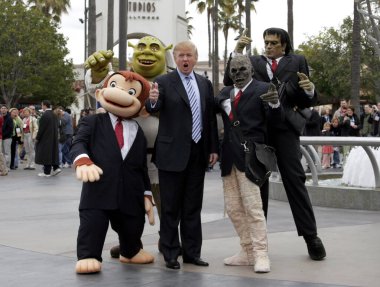 Donald Trump, 10 Mart 2006 'da ABD' nin Hollywood Universal Stüdyoları 'nda yapılan The Apprentice seçmeleri için altıncı sezona başladı..