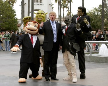 Donald Trump, 10 Mart 2006 'da ABD' nin Hollywood Universal Stüdyoları 'nda yapılan The Apprentice seçmeleri için altıncı sezona başladı..