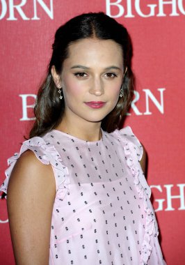 Alicia Vikander, ABD 'nin Palm Springs kentindeki Palm Springs Kongre Merkezi' nde 2 Ocak 2016 'da düzenlenen 27..