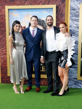 John Cena, Shay Shariatzadeh, Becky Lynch ve Seth Rollins 11 Ocak 2020 'de ABD' nin Westwood kentindeki Regency Village Theatre 'da düzenlenen' Dolittle 'filminin Los Angeles galasında.
