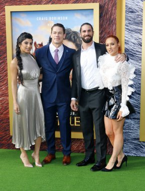 John Cena, Shay Shariatzadeh, Becky Lynch ve Seth Rollins 11 Ocak 2020 'de ABD' nin Westwood kentindeki Regency Village Theatre 'da düzenlenen' Dolittle 'filminin Los Angeles galasında.