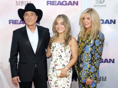 Clint Black, Lily Pearl Black ve Lisa Hartman Black 20 Ağustos 2024 'te ABD' nin Hollywood kentindeki TCL Çin Tiyatrosu 'nda düzenlenen' Reagan 'ın Los Angeles galasında.