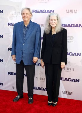 Mike Curb ve Linda Curb, 20 Ağustos 2024 'te ABD' nin Hollywood kentindeki TCL Çin Tiyatrosu 'nda düzenlenen' Reagan 'ın Los Angeles galasında.