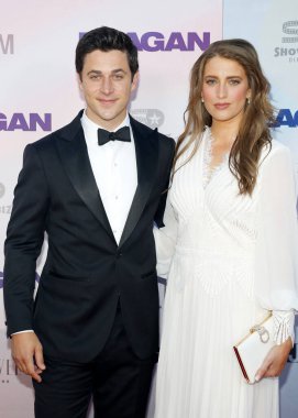 David Henrie ve Maria Cahill 20 Ağustos 2024 'te ABD' nin Hollywood kentindeki TCL Çin Tiyatrosu 'nda düzenlenen' Reagan 'ın Los Angeles galasında.