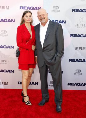 Angie Polushkin ve Rick Harrison 20 Ağustos 2024 'te ABD' nin Hollywood kentindeki TCL Çin Tiyatrosu 'nda düzenlenen' Reagan 'ın Los Angeles galasında.