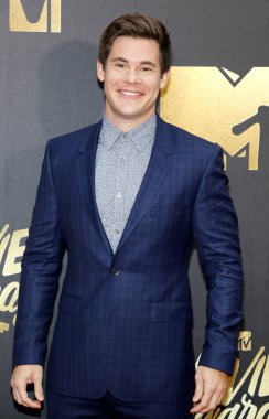 Adam DeVine, 9 Nisan 2016 'da ABD' nin Burbank kentindeki Warner Bros. stüdyolarında düzenlenen 2016 MTV Film Ödülleri 'nde.