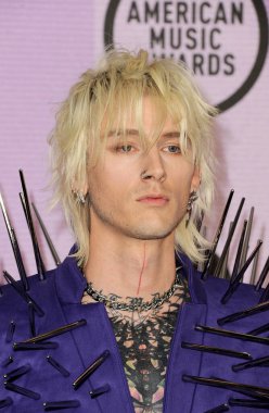 20 Kasım 2022 tarihinde Los Angeles, ABD 'deki Microsoft Theater' da düzenlenen Amerikan Müzik Ödülleri 'nde Makineli Tüfek Kelly.