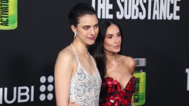 Margaret Qualley ve Demi Moore, 16 Eylül 2024 'te Hollywood, ABD' deki DGA Tiyatrosu 'nda düzenlenen' The Substance 'ın Los Angeles galasında.