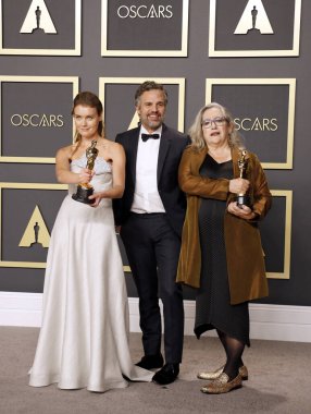 Carol Dysinger, Elena Andreicheva ve Mark Ruffalo, 9 Şubat 2020 'de Hollywood Dolby Tiyatrosu' nda düzenlenen 92. Akademi Ödülleri - Basın Odası.