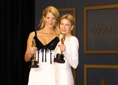 Laura Dern ve Renee Zellweger, 9 Şubat 2020 tarihinde Hollywood Dolby Tiyatrosu 'nda düzenlenen 92. Akademi Ödülleri Basın Odası' nda..