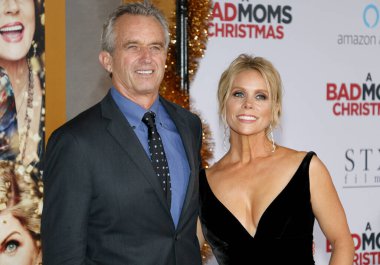 Robert F. Kennedy Jr. ve Cheryl Hines, Los Angeles 'A kötü Moms Regency Köyü tiyatro Westwood, ABD'de 30 Ekim 2017 düzenlenen Noel' prömiyeri.