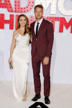 Chrishell Stause ve Justin Hartley, 30 Ekim 2017 'de ABD' nin Westwood kentindeki Regency Village Theatre 'da düzenlenen' A Bad Moms Christmas 'ın Los Angeles galasında.