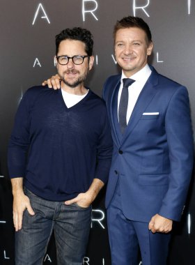 Jeremy Renner ve J.J. Abrams'ın Los Angeles şehrinde varış' Regency Village Theater Westwood, ABD 6 Kasım 2016 yılında düzenlenen' prömiyeri.