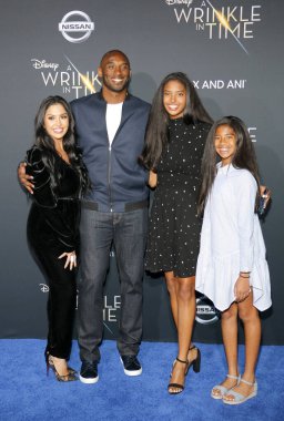 Kobe Bryant, Vanessa Bryant, Gianna Maria Onore Bryant ve Natalia Diamante Bryant, Los Angeles 'A kırışıklık içinde Hollywood, ABD El Capitan Tiyatrosu'nda 26 Şubat 2018 düzenlenen zaman' premiere.