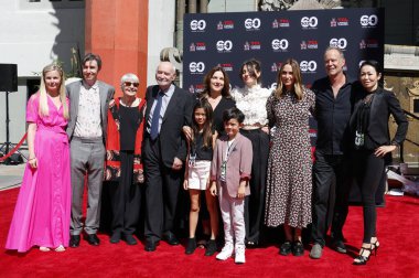 James Bond 60. yıl dönümü kutlaması. Yapımcılar Michael G. Wilson ve Barbara Broccoli, 21 Eylül 2022 'de ABD' nin Hollywood kentindeki TCL Çin Tiyatrosu 'nda el izlerini çimentoya bastılar..