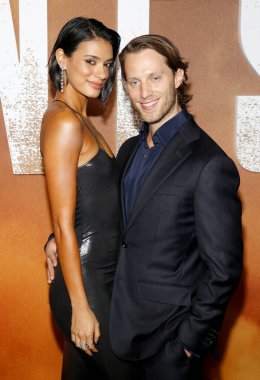 Laysla De Oliveira ve Jonathan Keltz 'Lioness' 2. Sezon, Hollywood 'daki Linwood Dunn Tiyatrosu' nda 23 Ekim 2024 'te düzenlendi..