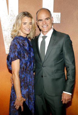 Michael Kelly ve Karyn Kelly, Linwood Dunn Tiyatrosu 'nda 23 Ekim 2024' te düzenlenen Lioness 2..