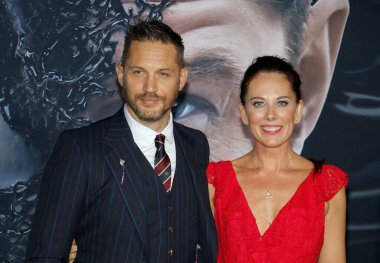 'Zehir Regency köyü tiyatro Westwood, ABD'de 1 Ekim 2018 düzenlenen' in Tom Hardy ve Kelly Marcel at Los Angeles premiere.