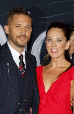 'Zehir Regency köyü tiyatro Westwood, ABD'de 1 Ekim 2018 düzenlenen' in Tom Hardy ve Kelly Marcel at Los Angeles premiere.