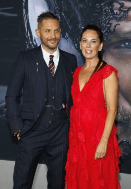 'Zehir Regency köyü tiyatro Westwood, ABD'de 1 Ekim 2018 düzenlenen' in Tom Hardy ve Kelly Marcel at Los Angeles premiere.