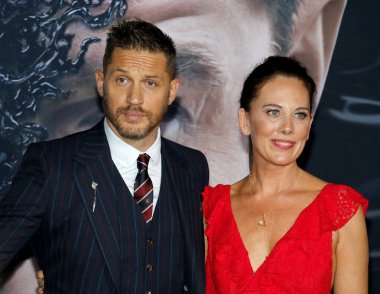 'Zehir Regency köyü tiyatro Westwood, ABD'de 1 Ekim 2018 düzenlenen' in Tom Hardy ve Kelly Marcel at Los Angeles premiere.