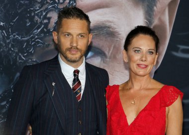 'Zehir Regency köyü tiyatro Westwood, ABD'de 1 Ekim 2018 düzenlenen' in Tom Hardy ve Kelly Marcel at Los Angeles premiere.
