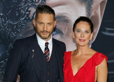 'Zehir Regency köyü tiyatro Westwood, ABD'de 1 Ekim 2018 düzenlenen' in Tom Hardy ve Kelly Marcel at Los Angeles premiere.