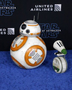 Bb-8 ve D-O Disney 'in Yıldız Savaşları' nın dünya prömiyerinde 16 Aralık 2019 'da Hollywood' daki Dolby Tiyatrosu 'nda düzenlendi..