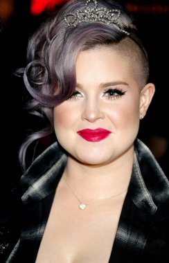 Kelly Osbourne, Zoe Kravitz 'de 18 Mayıs 2016' da ABD 'nin Batı Hollywood kentindeki Gibson Marka Günbatımında düzenlenen Yves Saint Laurent Beauty ile yeni rolünü kutluyor..