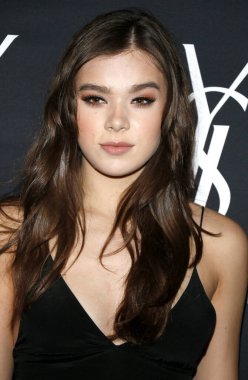 Zoe Kravitz 'den Hailee Steinfeld, 18 Mayıs 2016' da ABD 'nin Batı Hollywood kentindeki Gibson Brands Sunset' te düzenlenen Yves Saint Laurent Beauty ile oynadığı yeni rolü kutluyor..