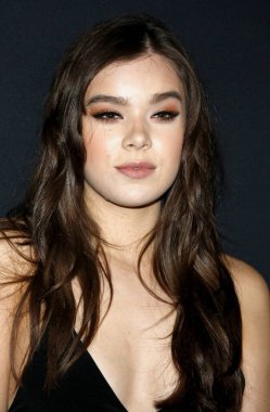 Zoe Kravitz 'den Hailee Steinfeld, 18 Mayıs 2016' da ABD 'nin Batı Hollywood kentindeki Gibson Brands Sunset' te düzenlenen Yves Saint Laurent Beauty ile oynadığı yeni rolü kutluyor..