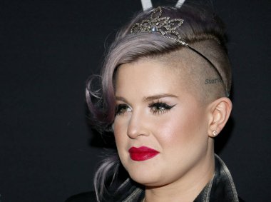 Kelly Osbourne, Zoe Kravitz 'de 18 Mayıs 2016' da ABD 'nin Batı Hollywood kentindeki Gibson Marka Günbatımında düzenlenen Yves Saint Laurent Beauty ile yeni rolünü kutluyor..