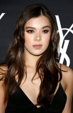 Zoe Kravitz 'den Hailee Steinfeld, 18 Mayıs 2016' da ABD 'nin Batı Hollywood kentindeki Gibson Brands Sunset' te düzenlenen Yves Saint Laurent Beauty ile oynadığı yeni rolü kutluyor..