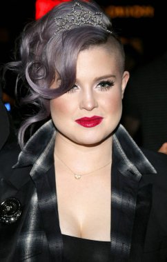 Kelly Osbourne, Zoe Kravitz 'de 18 Mayıs 2016' da ABD 'nin Batı Hollywood kentindeki Gibson Marka Günbatımında düzenlenen Yves Saint Laurent Beauty ile yeni rolünü kutluyor..