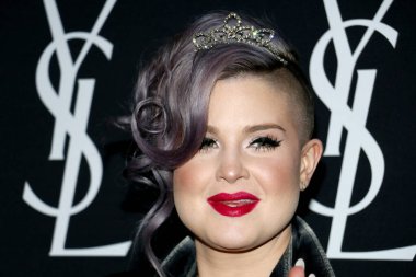 Kelly Osbourne, Zoe Kravitz 'de 18 Mayıs 2016' da ABD 'nin Batı Hollywood kentindeki Gibson Marka Günbatımında düzenlenen Yves Saint Laurent Beauty ile yeni rolünü kutluyor..