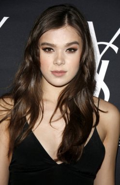 Zoe Kravitz 'den Hailee Steinfeld, 18 Mayıs 2016' da ABD 'nin Batı Hollywood kentindeki Gibson Brands Sunset' te düzenlenen Yves Saint Laurent Beauty ile oynadığı yeni rolü kutluyor..