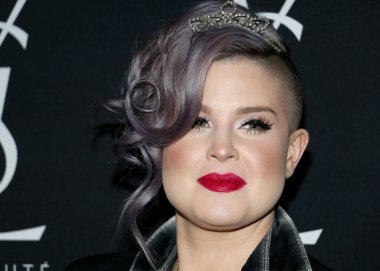 Kelly Osbourne, Zoe Kravitz 'de 18 Mayıs 2016' da ABD 'nin Batı Hollywood kentindeki Gibson Marka Günbatımında düzenlenen Yves Saint Laurent Beauty ile yeni rolünü kutluyor..